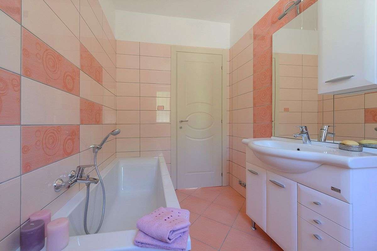 Podere San Michele Bad zum Schlafzimmer mit 2 Einzelbetten