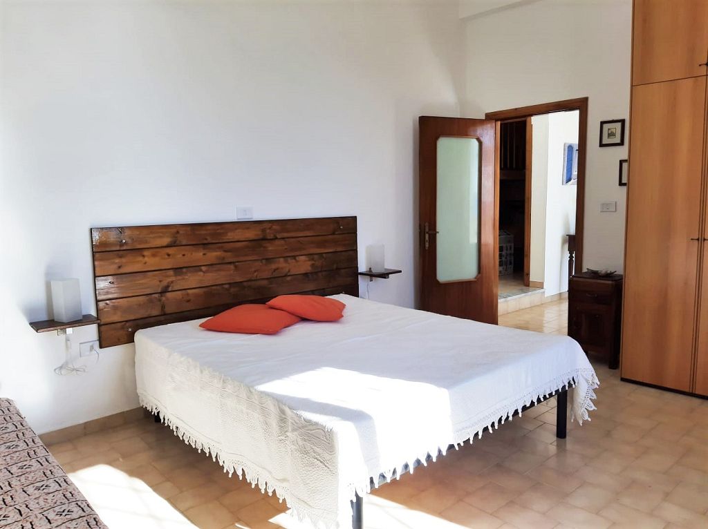 Villa Taliani - Schlafzimmer mit Doppelbett und Einzelbett